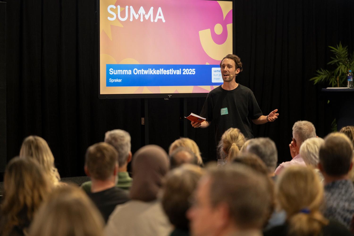 Thom Janssen op het podium tijdens het Summa Ontwikkelfestival 2025