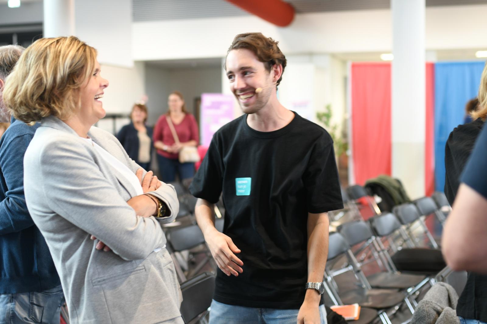 Thom Janssen in gesprek tijdens een evenement